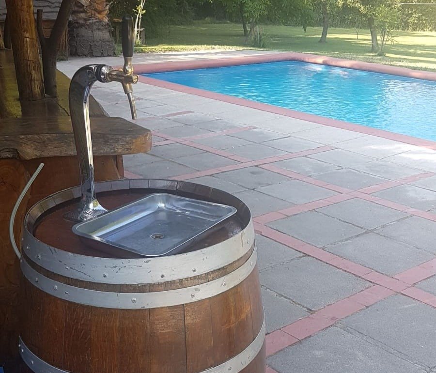 Barril de roble con dispensador de schop instalado en terraza junto a piscina, para paseos o fiestas de empresa